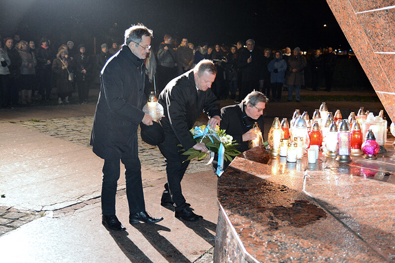 Spotkanie modlitewne pod figurą św. Jana Pawła II