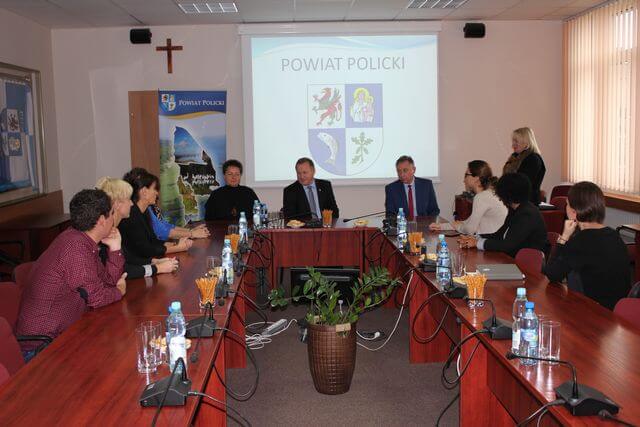 Przedstawiciele Fundacji Juan XXIII RONCALLI z Madrytu z wizytą w Starostwie Powiatowym w Policach