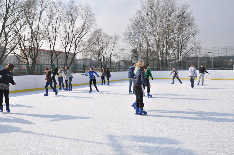 Ferie na sportowo - zapraszamy na lodowisko i na basen!