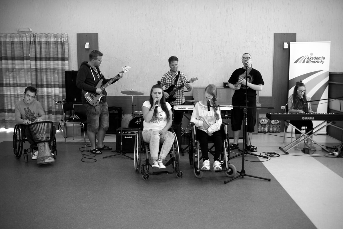 Prezent na Dzień Dziecka od zespołu z SOSW nr 1 w Policach