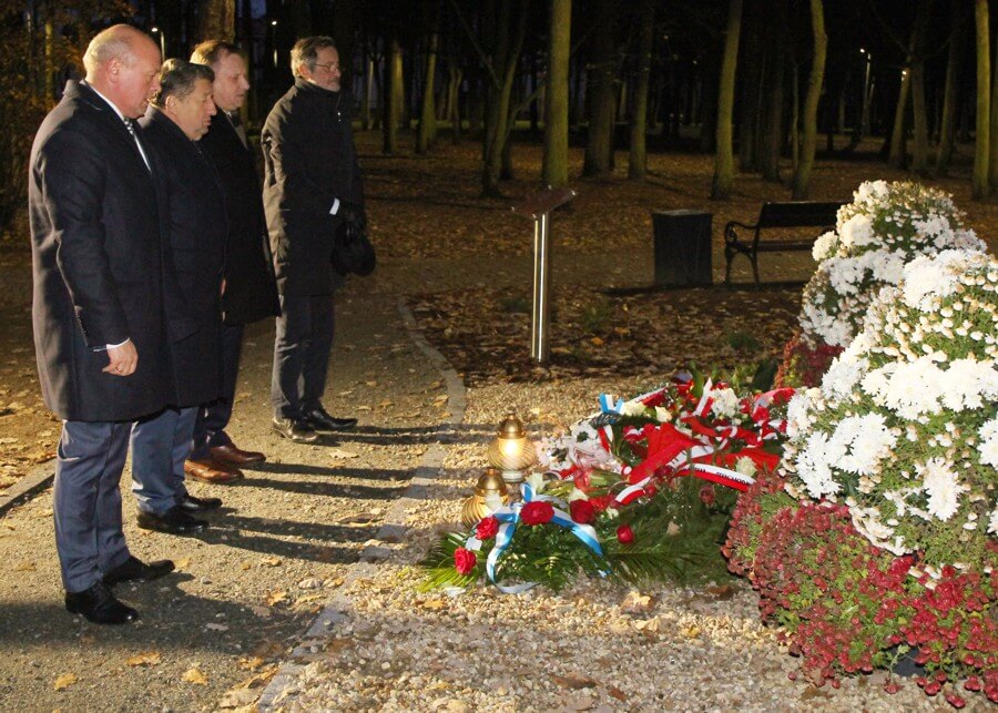 Przedstawiciele Powiatu Polickiego złożyli kwiaty przy kamieniu ś.p. Ryszarda Kaczorowskiego