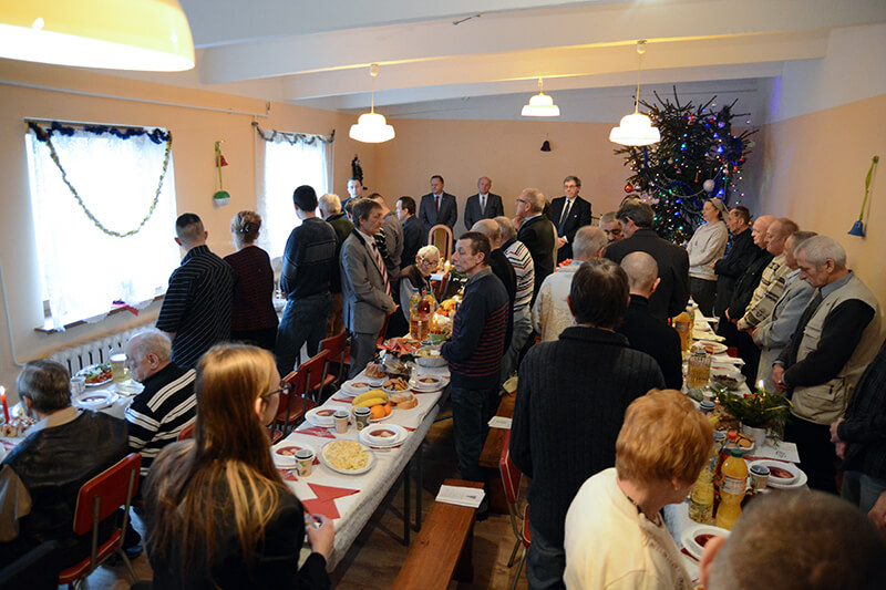 Spotkanie wigilijne w schronisku dla bezdomnych w Policach