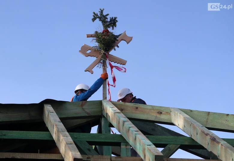Uroczystość zawieszenia wiechy na placu budowy hospicjum stacjonarnego w Tanowie