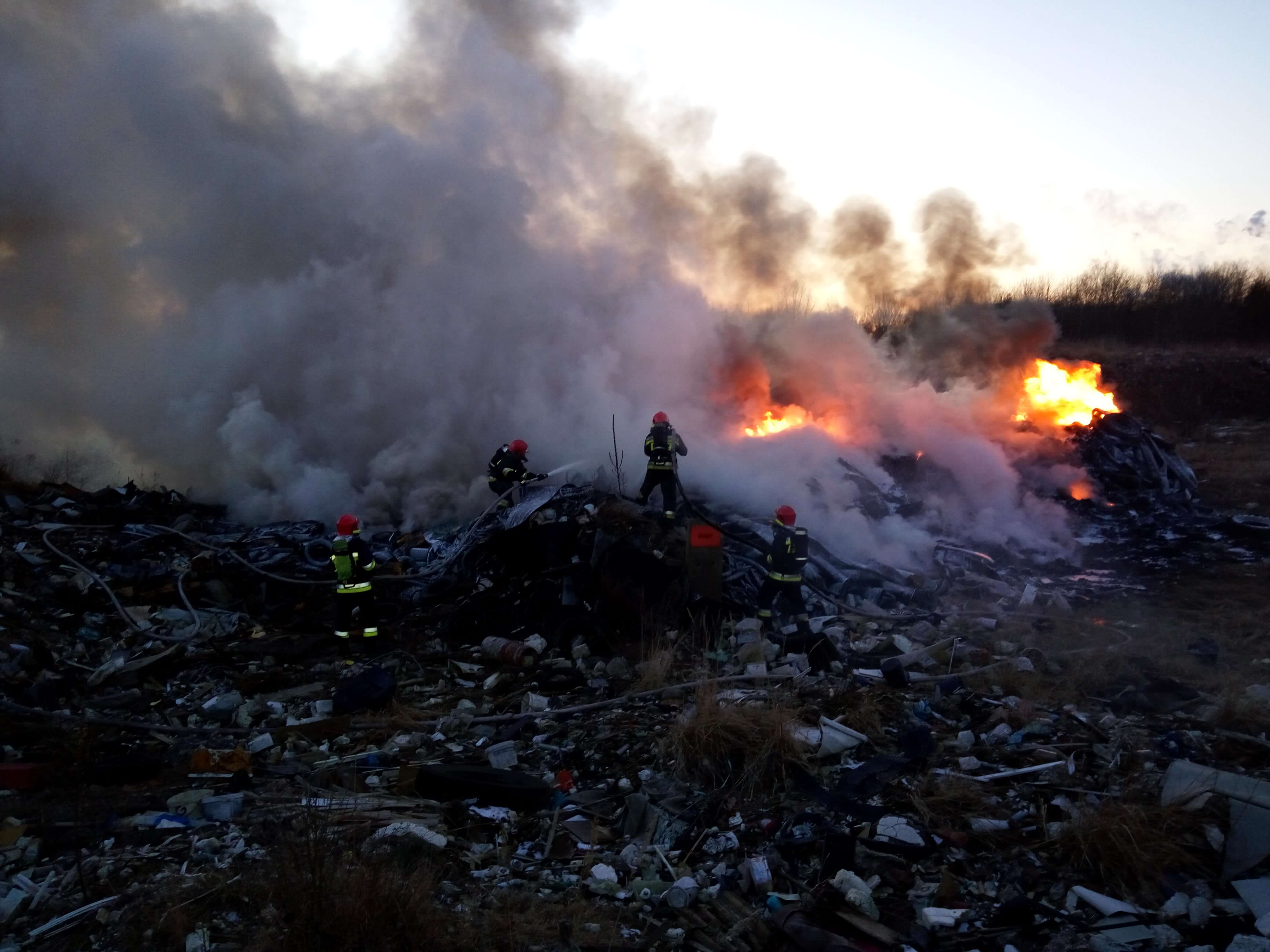 Pożar na wysypisku śmieci przy ul. Kamiennej w Policach