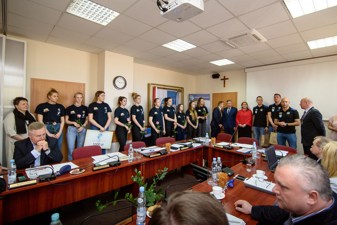 Brązowe medalistki Mistrzostw Polski z wizytą podczas sesji Rady Powiatu