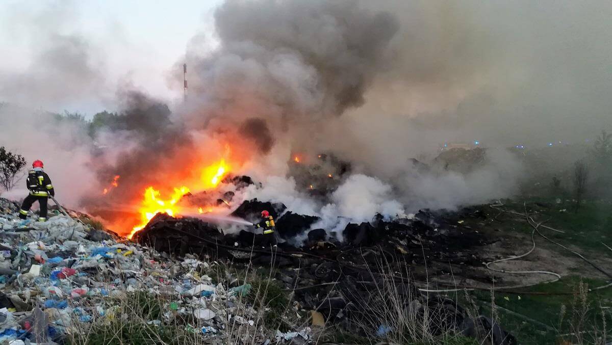 Pożar na wysypisku śmieci przy ul. Kamiennej w Policach