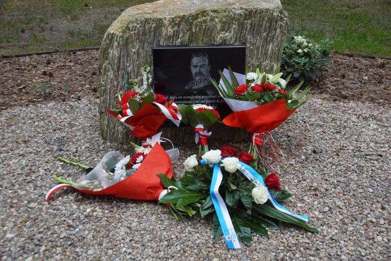 Złożenie kwiatów na trasie Sztafety Niepodległościowej