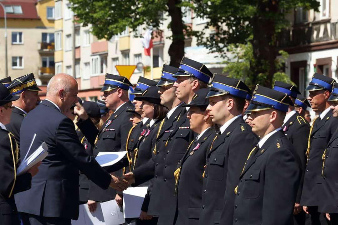 Policcy strażacy odznaczeni podczas Wojewódzkich Obchodów Dnia Strażaka
