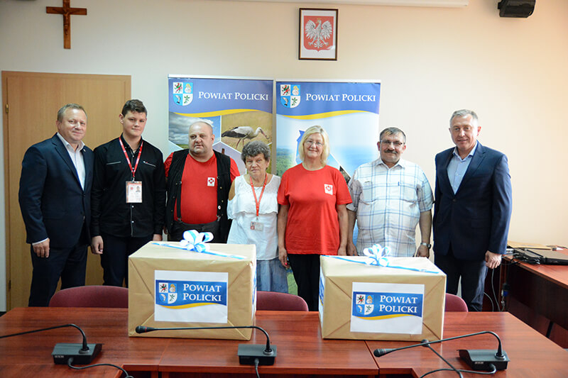 Powiat Policki wspiera akcję "Tornister Pełen Uśmiechów"