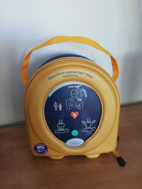 Defibrylator ratowniczy w hali widowiskowo-sportowej Zespołu Szkół