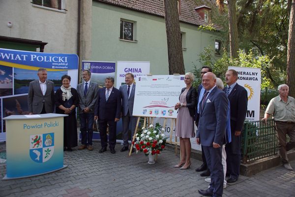 Uroczyste odsłonięcie tablicy pamiątkowej. Powstanie Regionalne Centrum Wsparcia Osób Niesamodzielnych