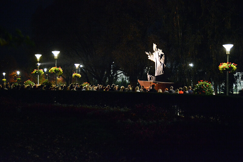 Spotkanie modlitewne pod figurą św. Jana Pawła II