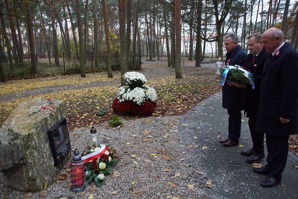 Złożyli kwiaty i zapalili znicze z okazji setnej rocznicy odzyskania przez Polskę Niepodległości