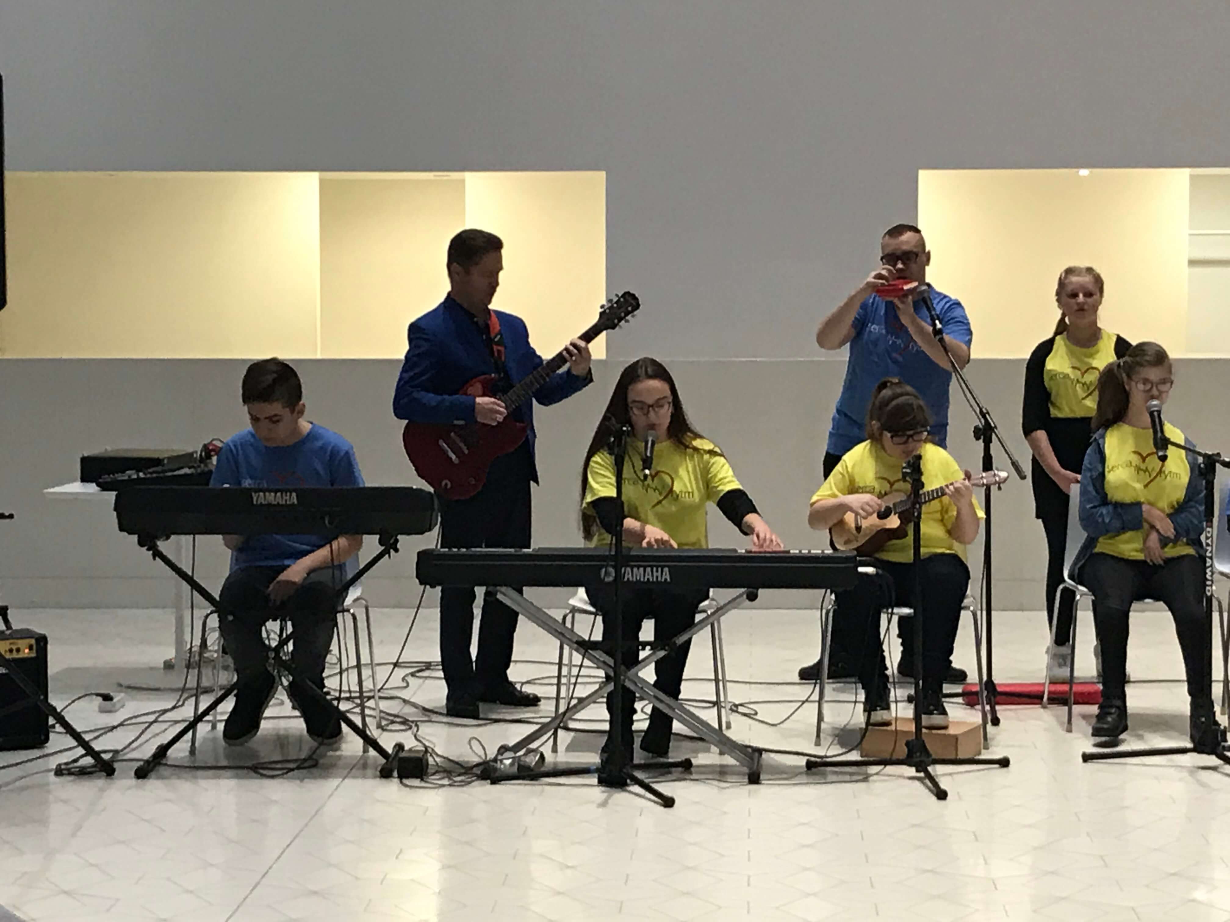 Występy grup muzycznych podczas obchodów Światowego Dnia Osób Niepełnosprawnych