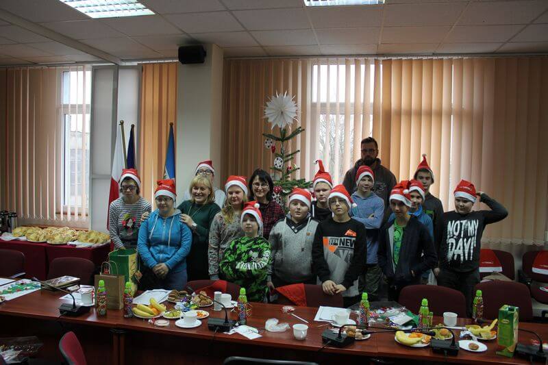 Polsko-niemieckie kolędowanie i ubieranie choinek w Starostwie Powiatowym w Policach
