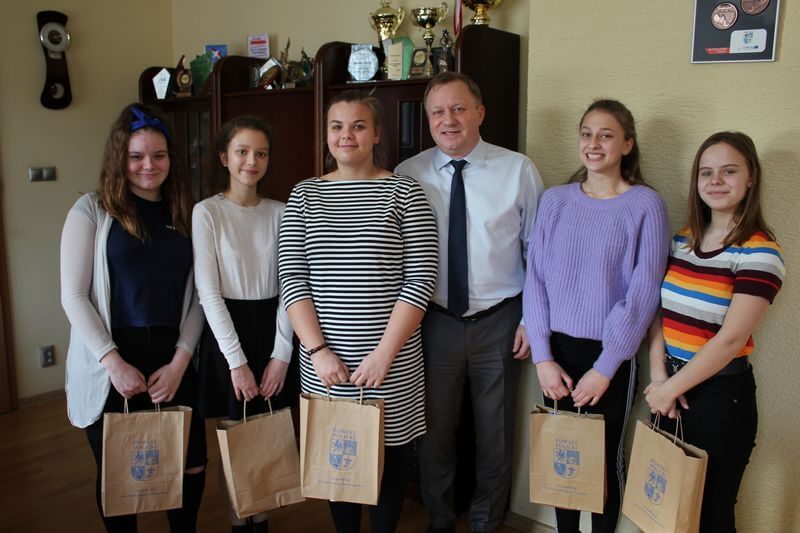 Uczennice SP 5 z wizytą u Starosty