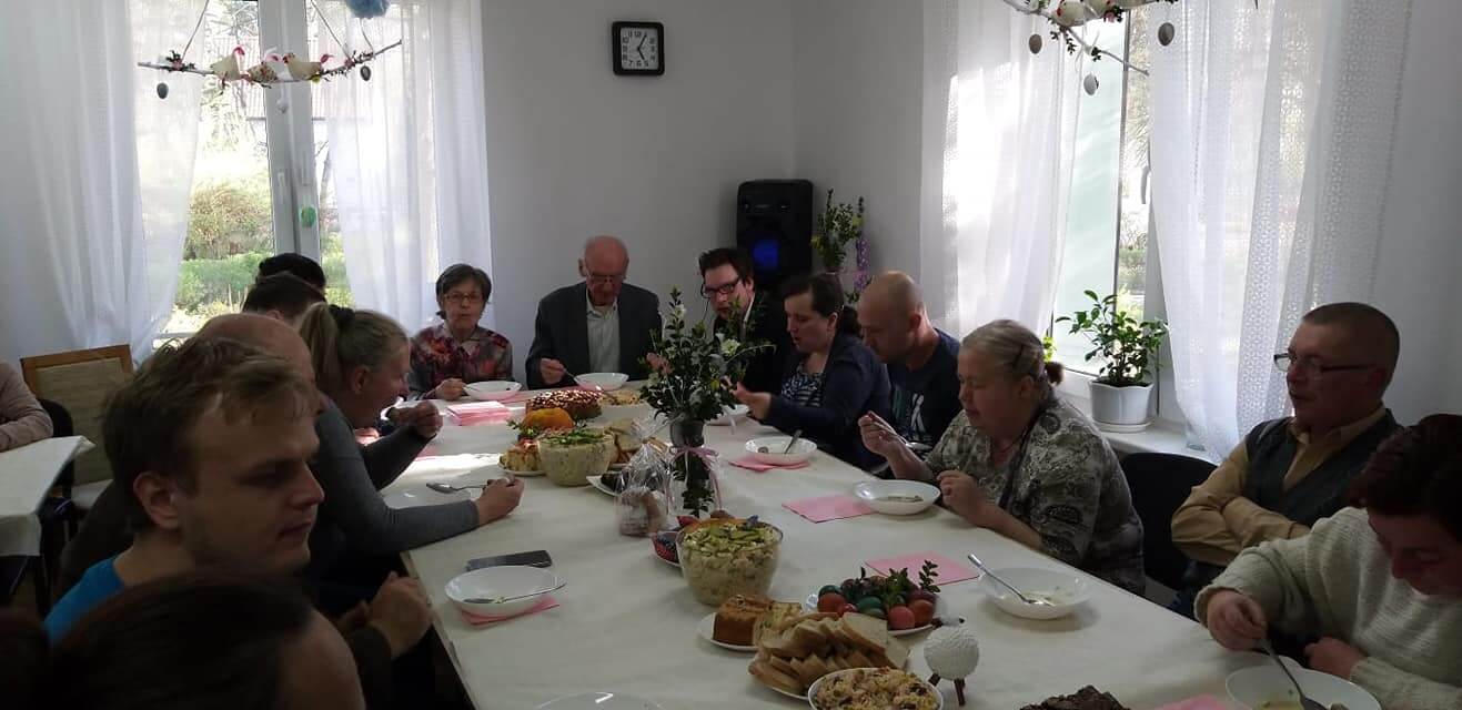 Spotkanie wielkanocne w siedzibie Powiatowego Klubu Samopomocy w Policach