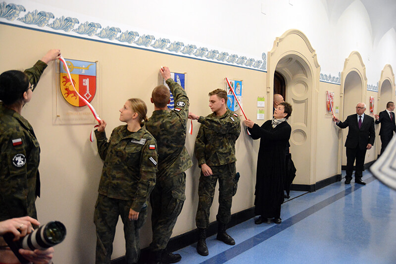 Odsłonięcie herbu Powiatu Polickiego w Zachodniopomorskim Urzędzie Wojewódzkim w Szczecinie