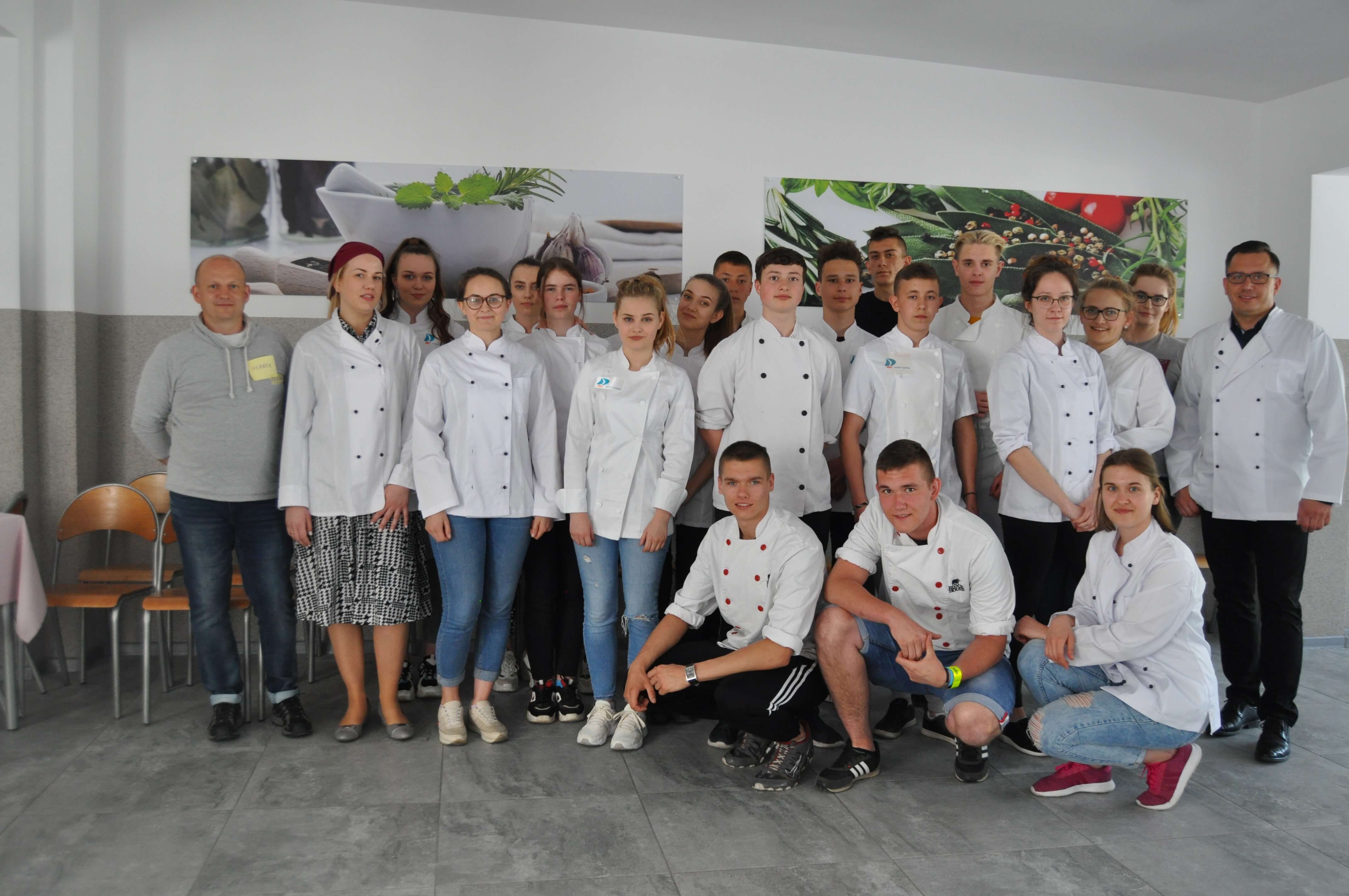 Wychowankowie MOW Trzebież podczas warsztatów kulinarnych