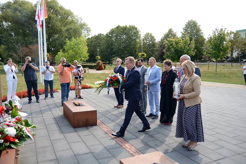 Delegacja Powiatu Polickiego złożyła kwiaty pod pomnikiem "Ludziom Solidarności" w Policach