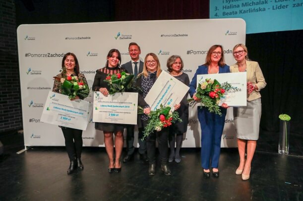 Beata Karlińska z PCPR w Policach    z nagrodą "Lidera Służb Społecznych"