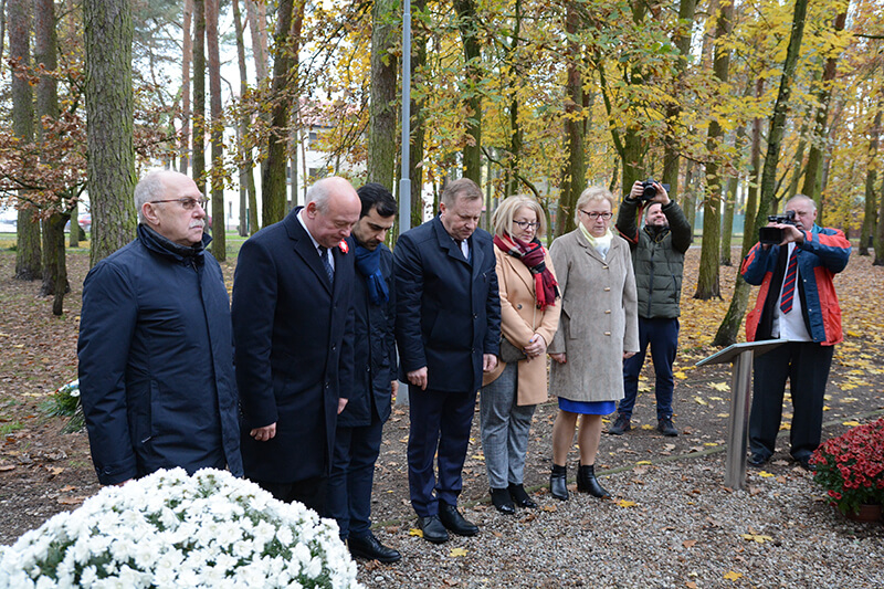 Kwiaty i znicze z okazji 101. rocznicy odzyskanie przez Polskę niepodległości