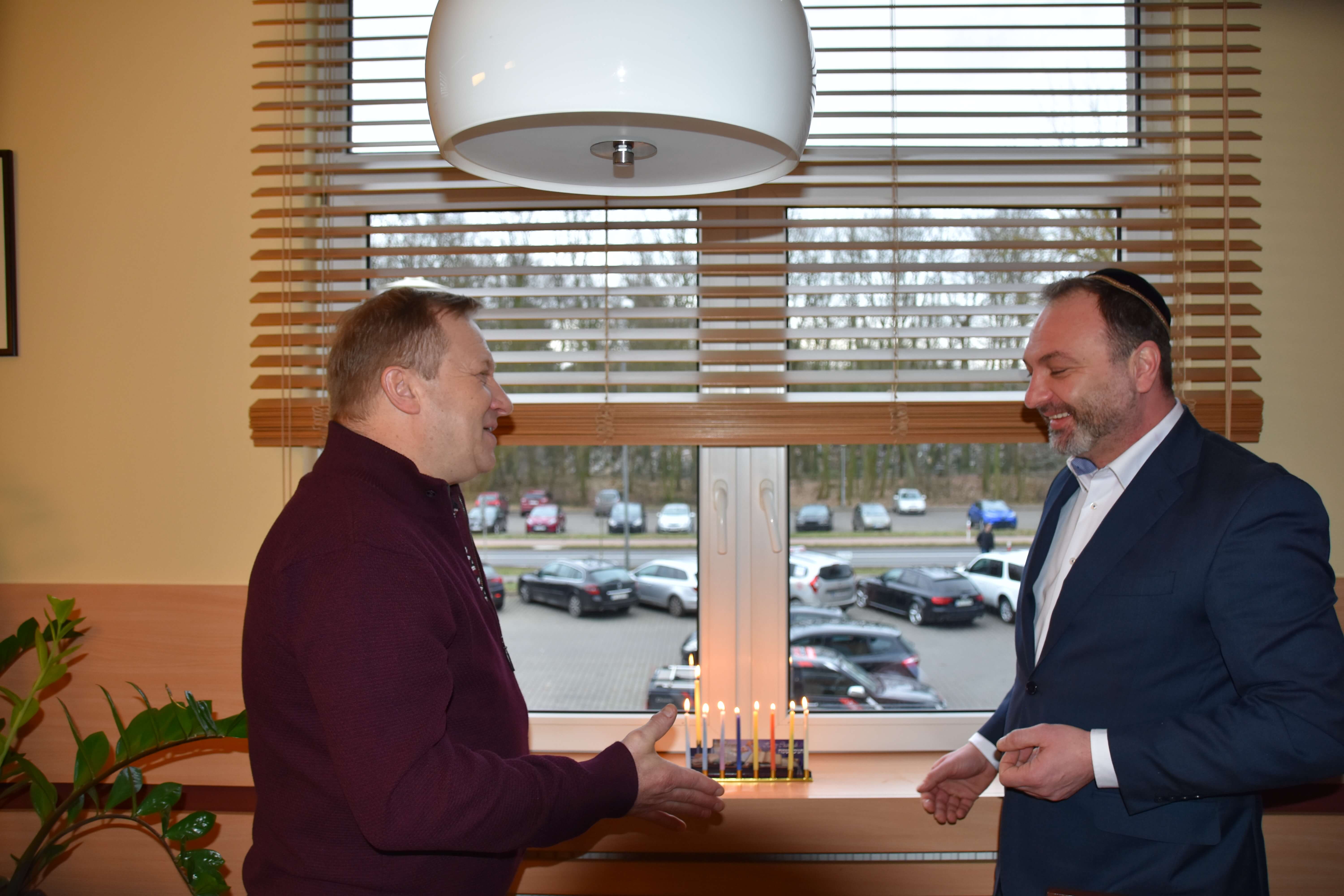 Wspólne zapalenie świec chanukowych w Starostwie Powiatowym z okazji Żydowskiego Święta Chanuka