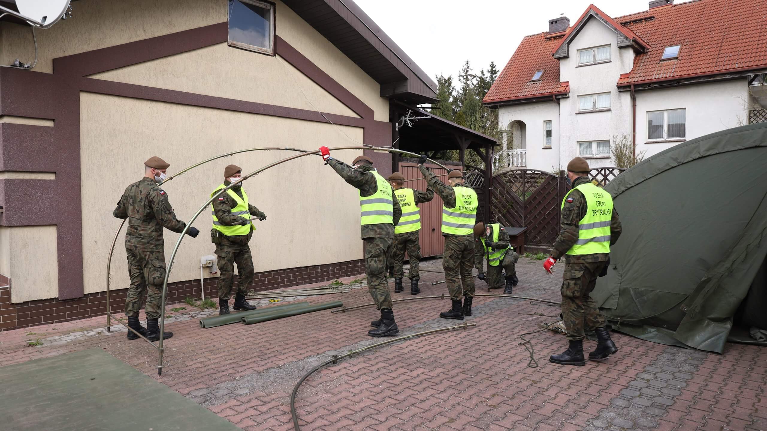Na zlecenie PCPR w Policach rozstawiono namioty przy Domach Pomocy Społecznej na terenie Powiatu Polickiego