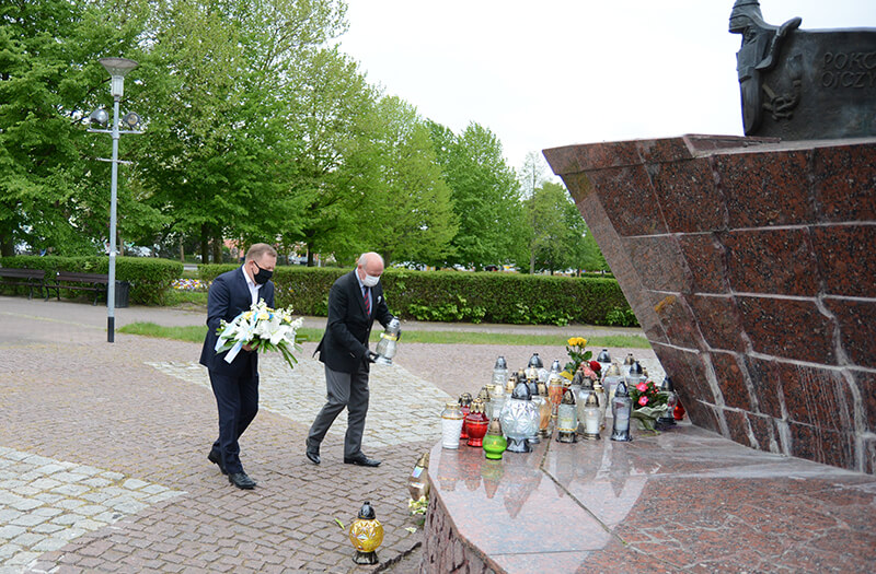 Złożenie kwiatów pod figurą św. Jana Pawła II z okazji 100 rocznicy urodzin