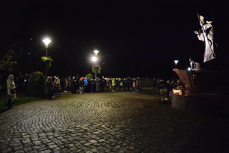 Spotkanie modlitewne pod figurą św. Jana Pawła II