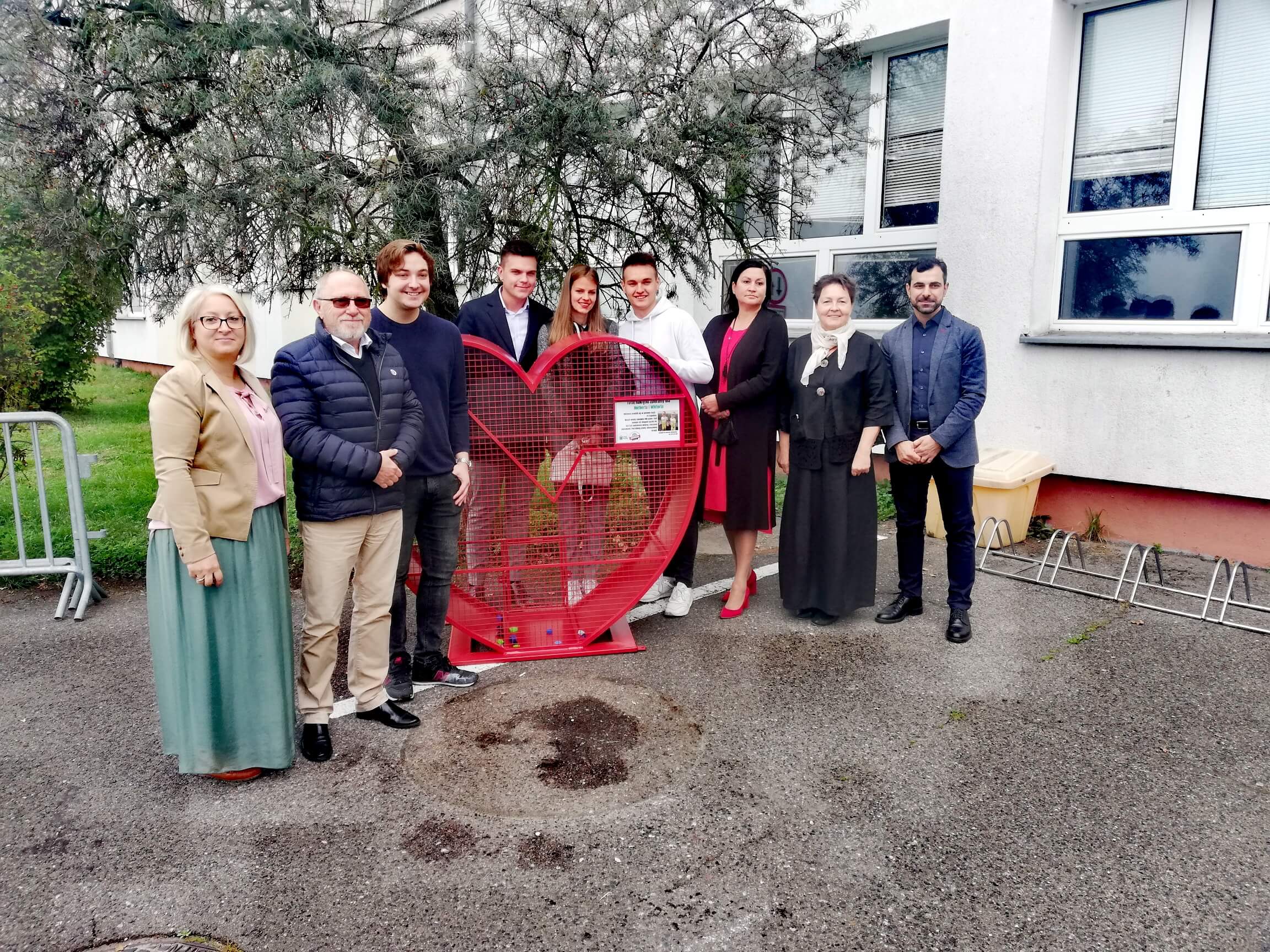 Serce na nakrętki   stanęło    przy Zespole Szkół w Policach