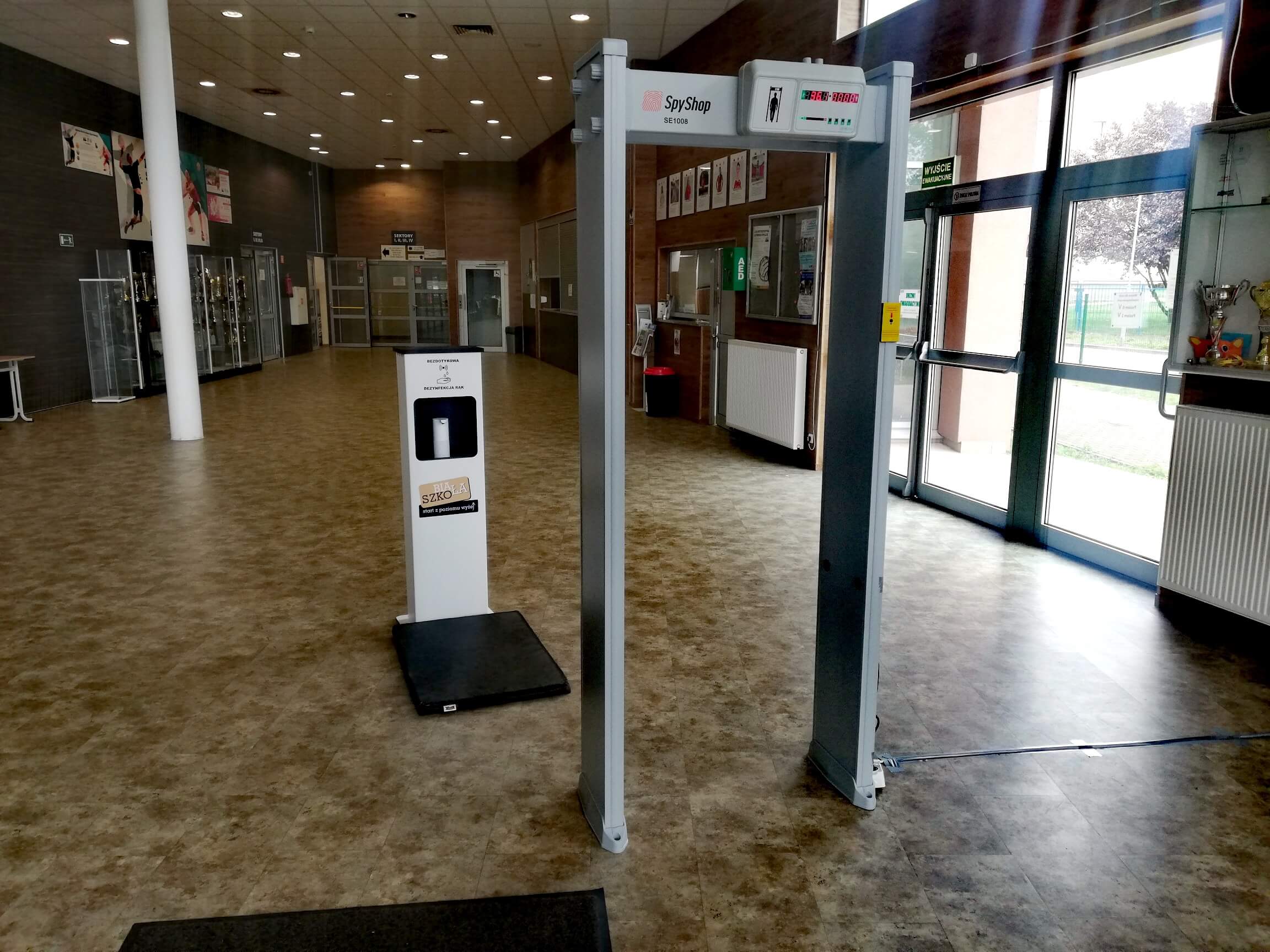 Powiat Policki zakupił 11 bramek do mierzenia temperatury