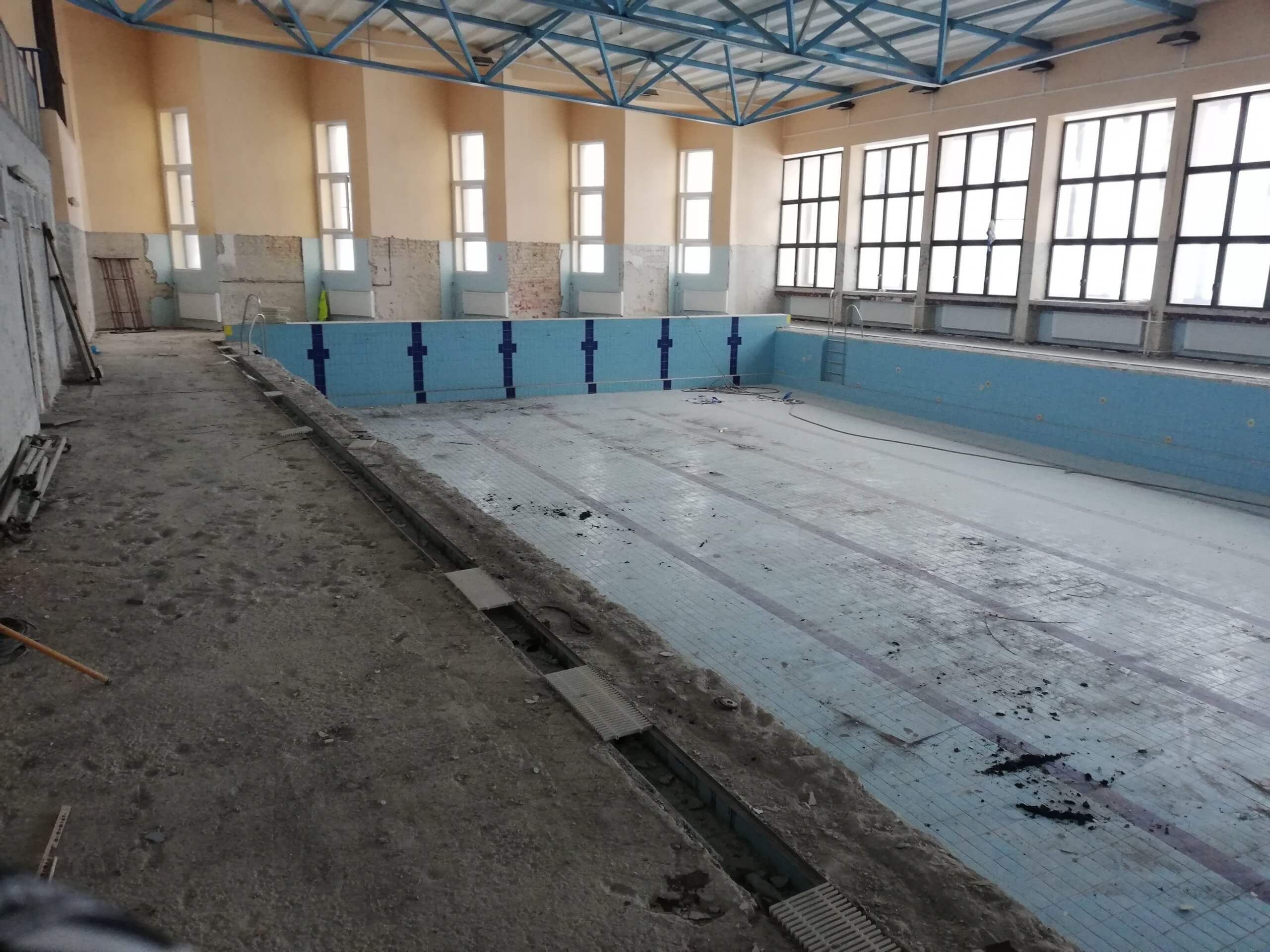 Trwa      termomodernizacja   pływalni Zespołu Szkół im. I. Łukasiewicza w Policach