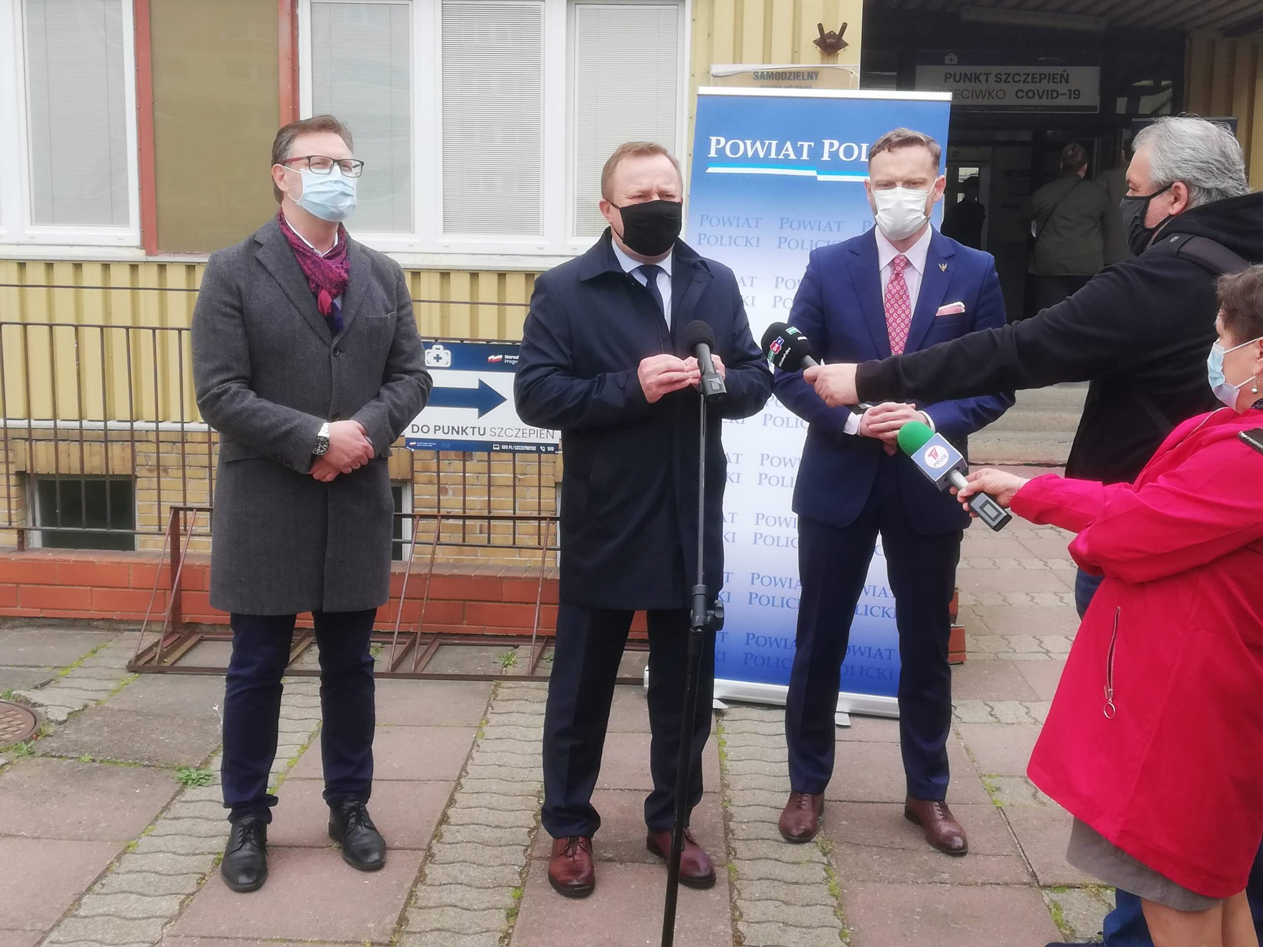 Wizyta Wojewody Zachodniopomorskiego w Punkcie Szczepień Powszechnych w Powiecie Polickim