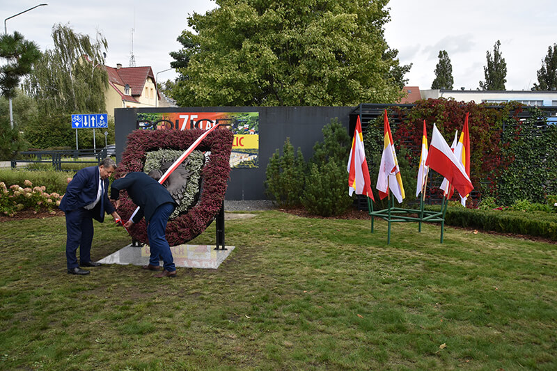 Płaskorzeźba z okazji 75-lecia polskich Polic