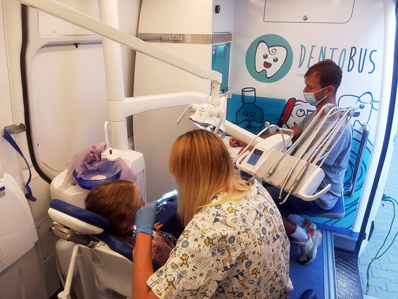 Dentobus    przyjechał do uczniów Zespołu Szkół im. I. Łukasiewicza w Policach