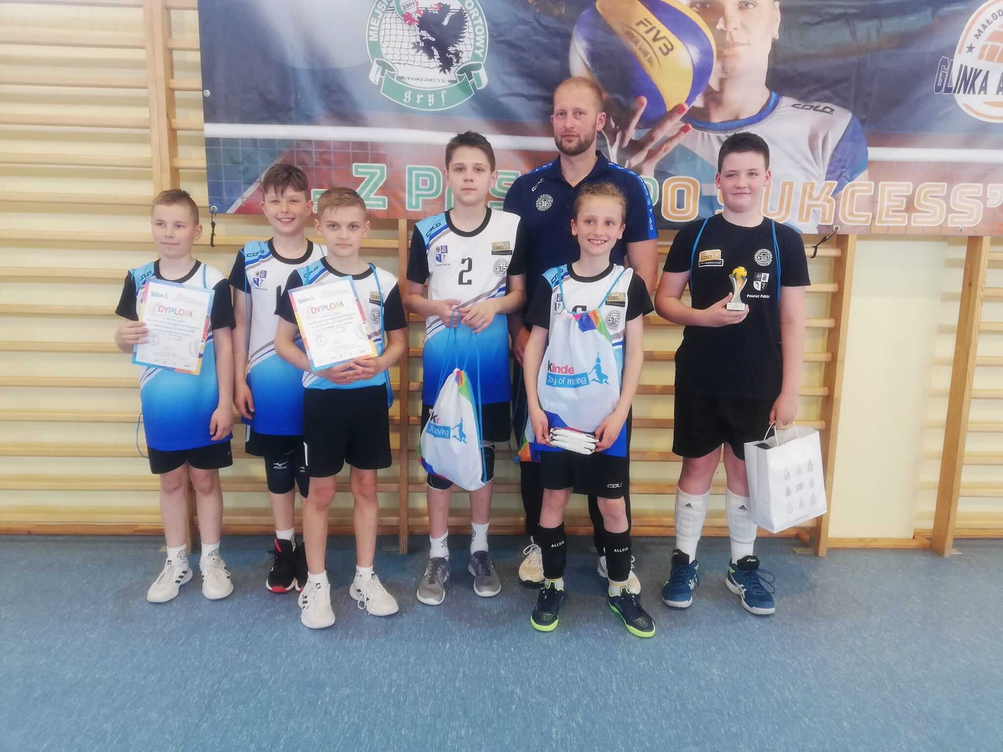 Historyczny awans zawodników UKS SMS Police do Finału Mistrzostw Polski Minisiatkówki w kategorii "Dwójki Chłopców" Kinder Joy of Moving