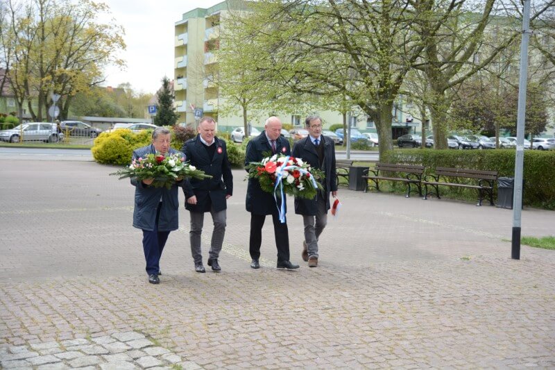 Kwiaty i znicze z okazji rocznicy uchwalenia Konstytucji 3 maja