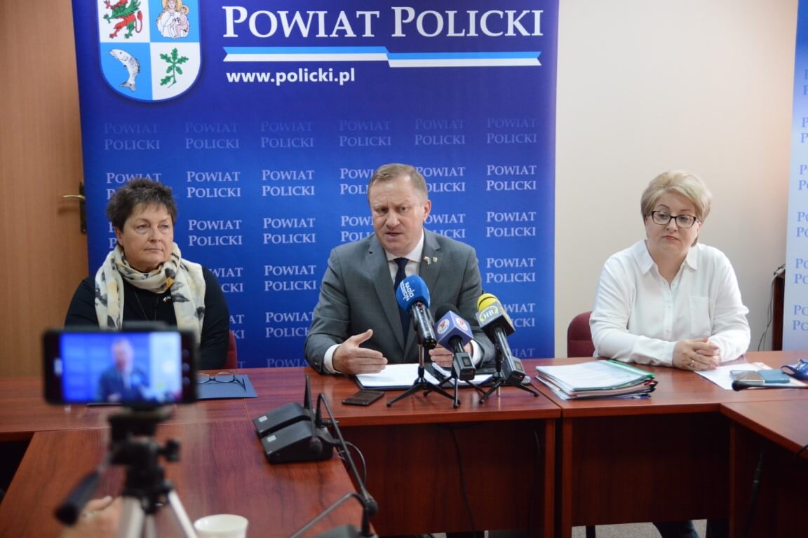 Briefing prasowy Zarządu Powiatu w Policach dot. zwiększenia dofinansowania do zadania pn. „Usunięcie niewłaściwie składowanych odpadów przy ul. Kamiennej w Policach" oraz działań Powiatu Polickiego zmierzających do poprawy efektywności energetycznej