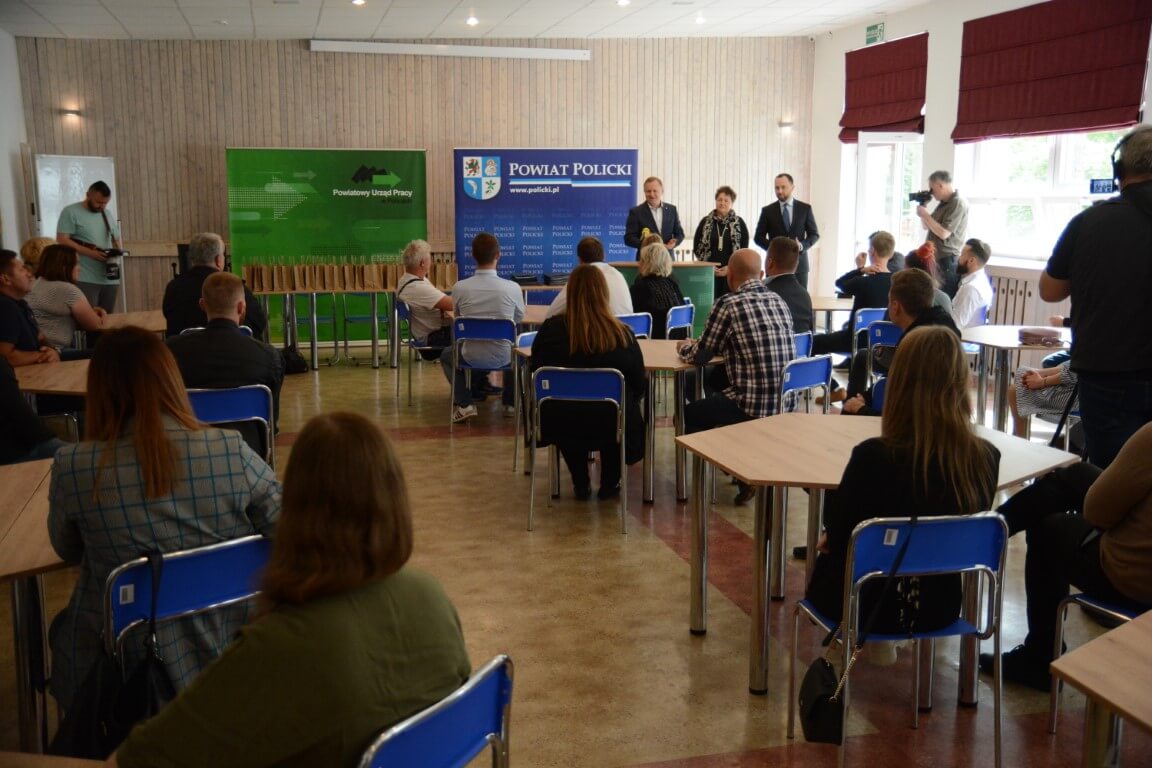 Wręczono umowy na rozpoczęcie własnej działalności gospodarczej