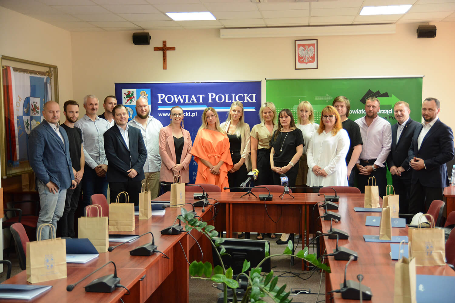 Wręczono umowy w drugiej edycji tegorocznego naboru na rozpoczęcie własnej działalności gospodarczej