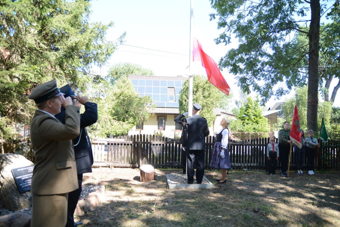Uroczyste wciągnięcie flagi biało-czerwonej na maszt w Brzózkach
