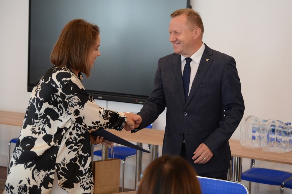 Wręczono umowy w ramach pilotażowego projektu "Aktywny Rodzic"