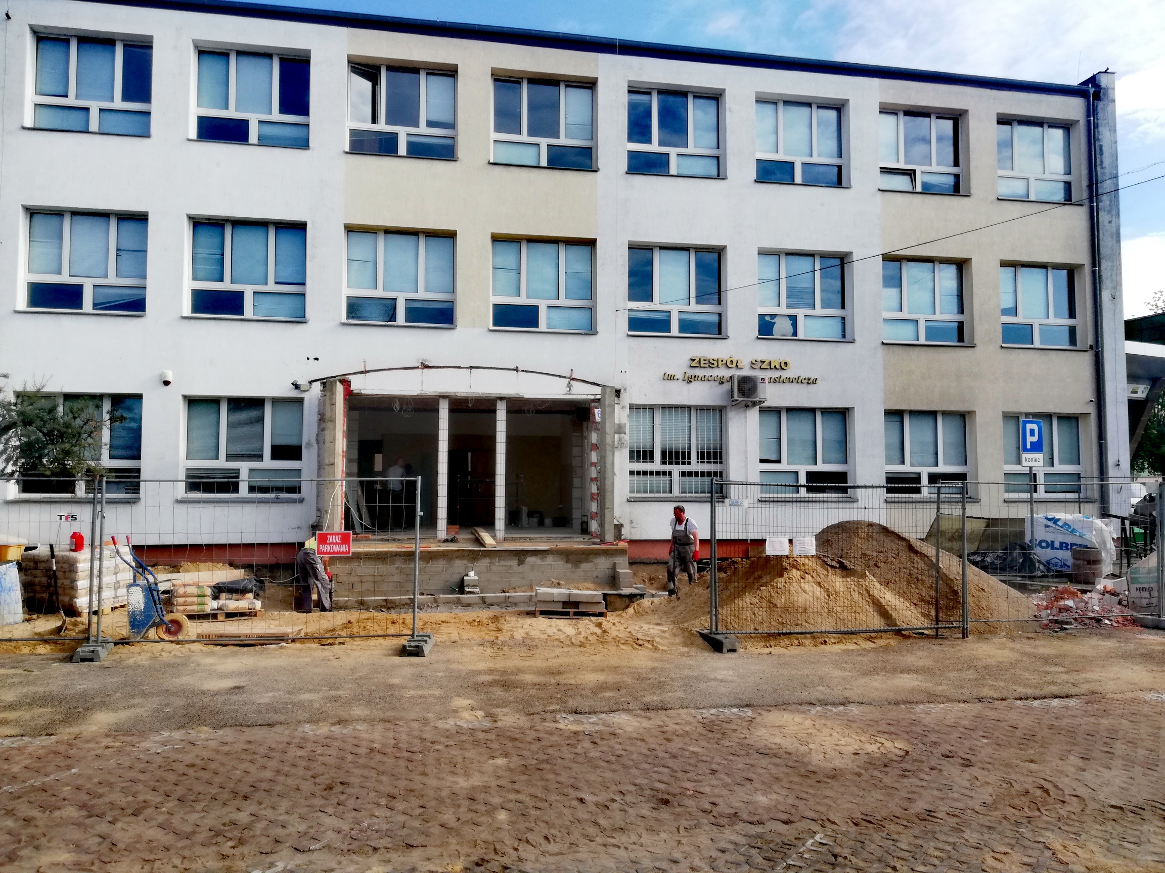 Trwa termomodernizacja budynku szkoły Zespołu Szkół im. I. Łukasiewicza w Policach
