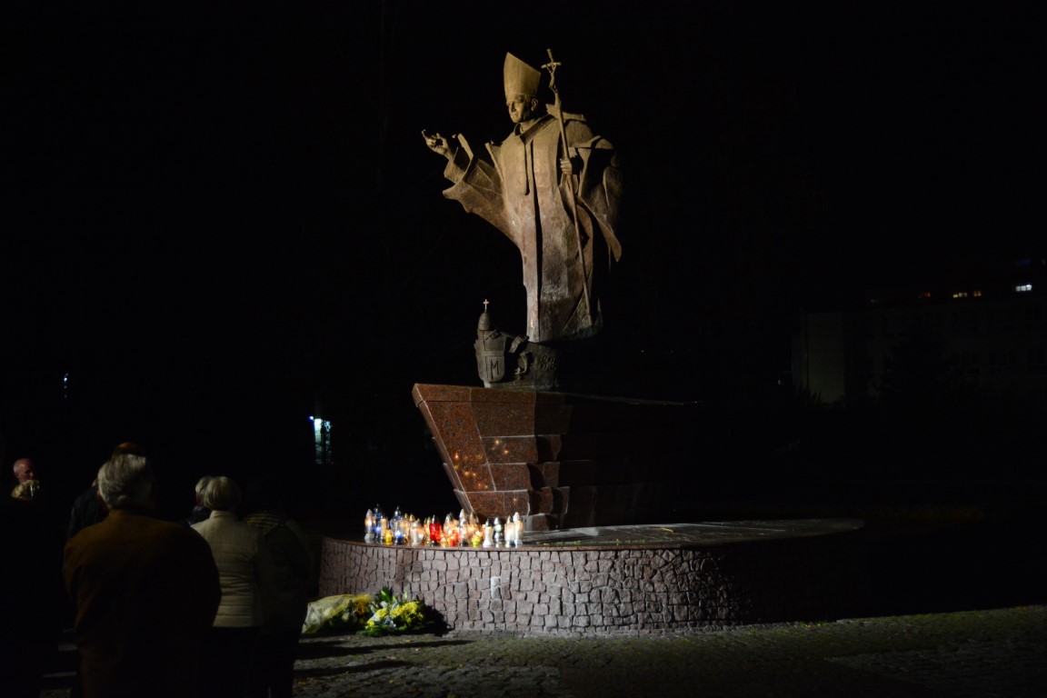 Spotkanie modlitewne pod figurą św. Jana Pawła II z okazji 44. rocznicy wyboru na Stolicę Piotrową