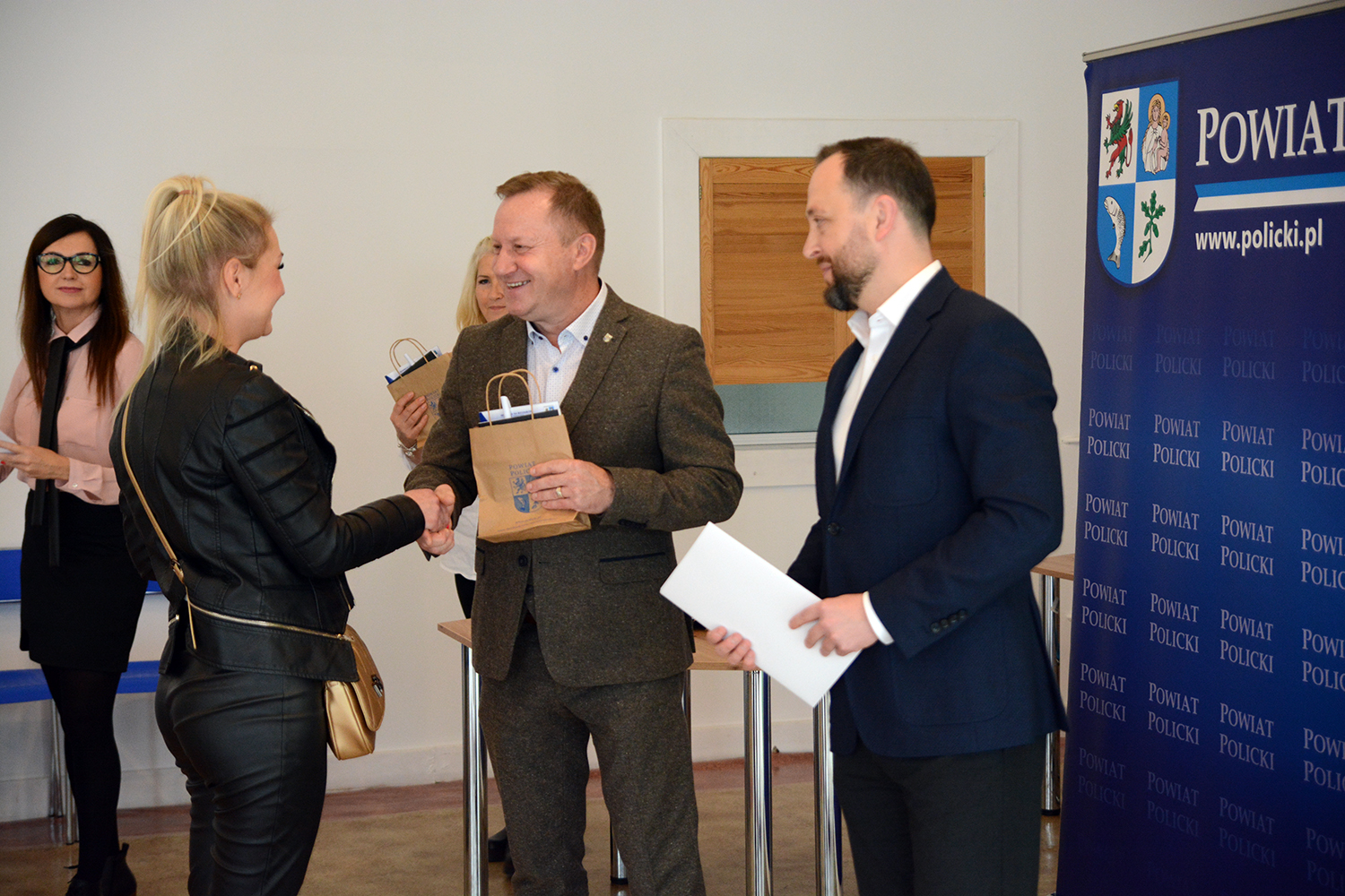 Wręczono umowy w trzeciej edycji tegorocznego naboru na rozpoczęcie własnej działalności gospodarczej