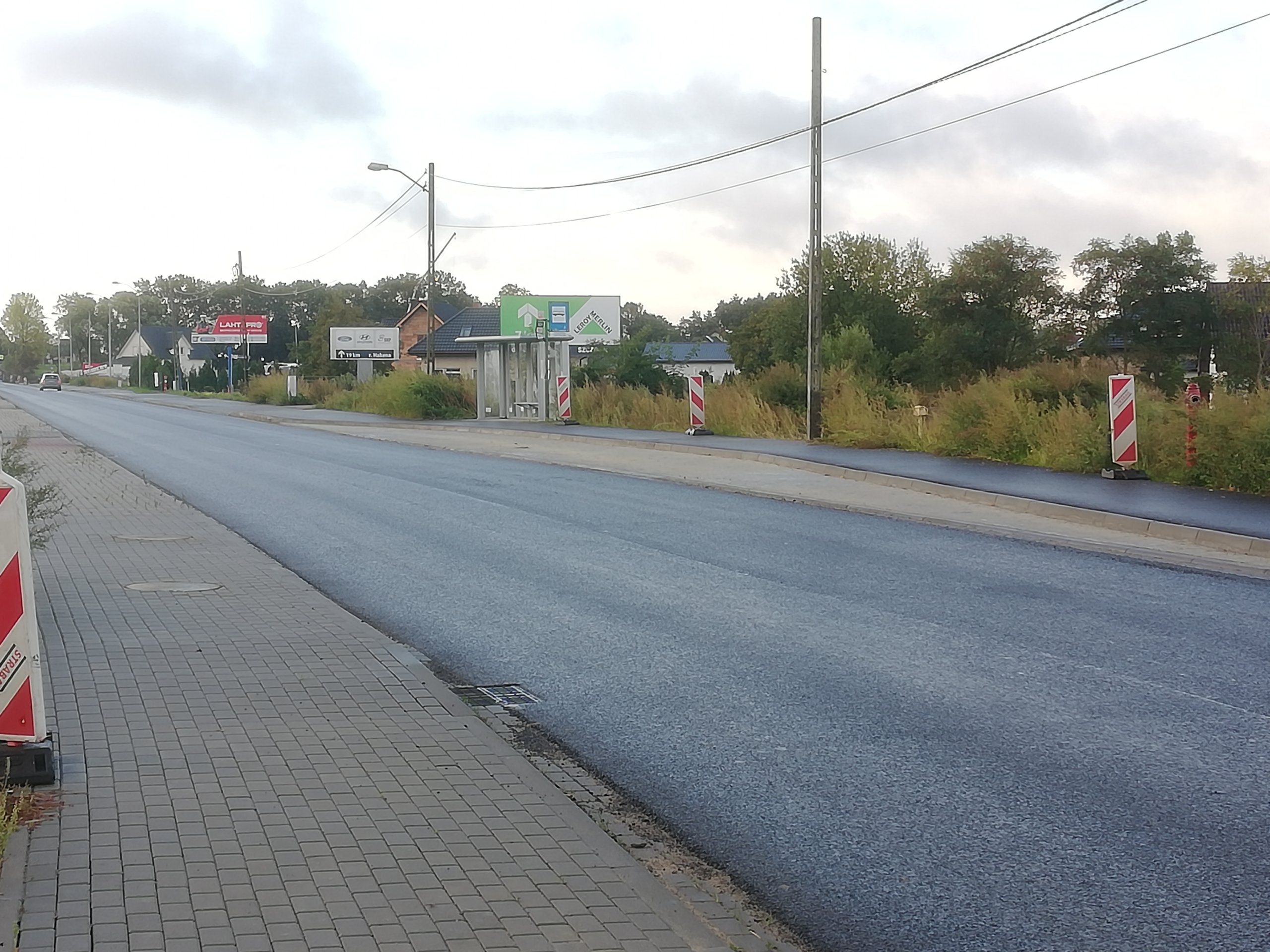 Uruchomiono trzy przystanki autobusowe na remontowanym odcinku drogi Police - Szczecin w miejscowości Przęsocin