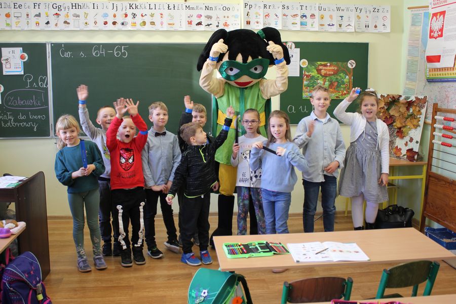 Noście odblaski, bądźcie widoczni i bezpieczni na drodze!