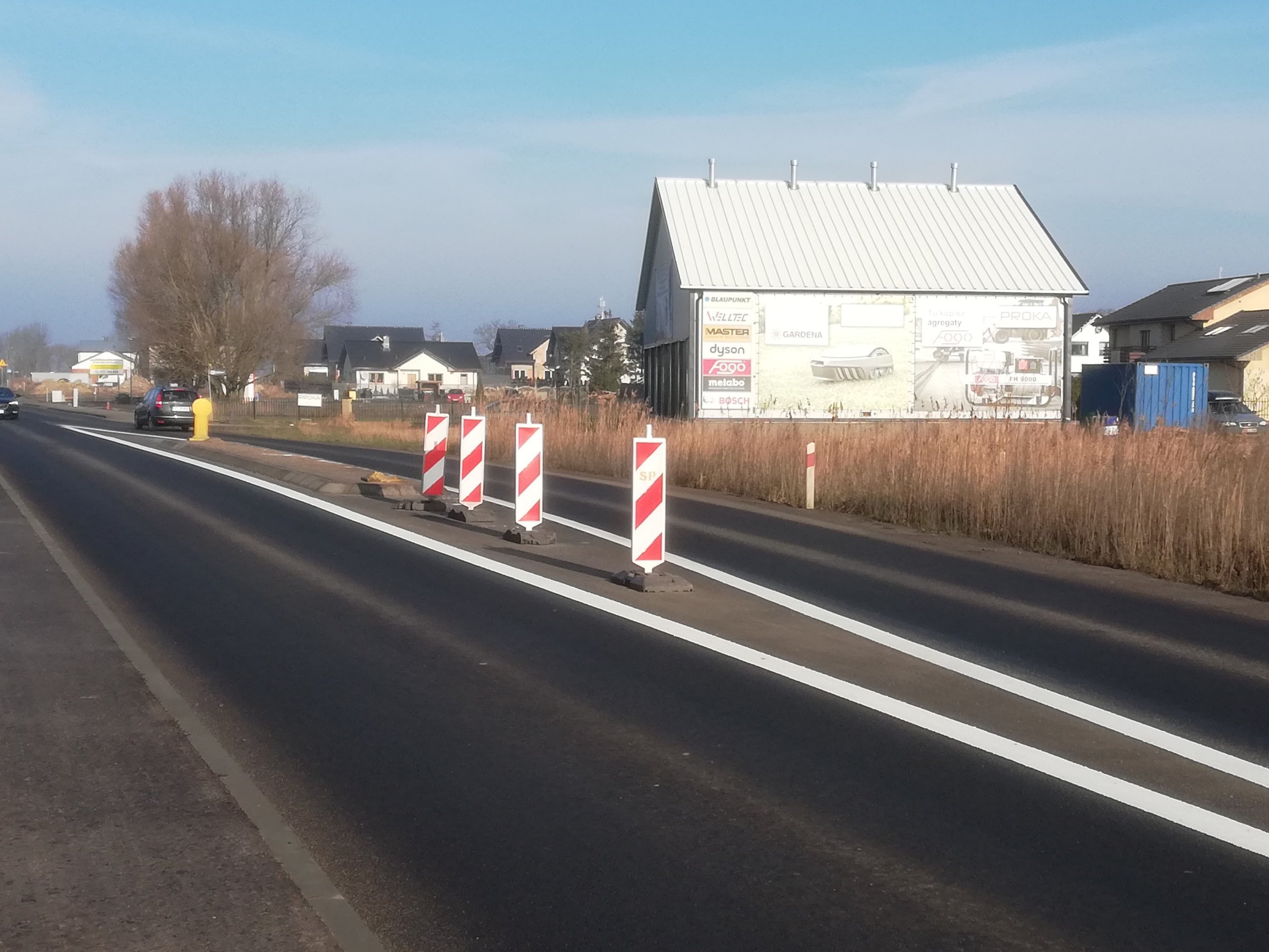 Oznakowanie poziome w obrębie wyspy drogowej przy wjeździe do m. Przęsocin