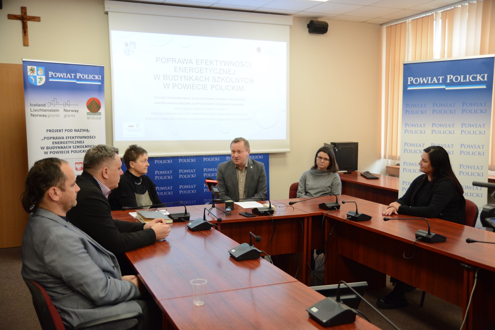 Konferencja prasowa dotycząca poprawy efektywności energetycznej w budynkach szkolnych w Powiecie Polickim